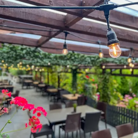 Enchanted Lodge Great Ayton With Hot Tub And Onsite Bistro